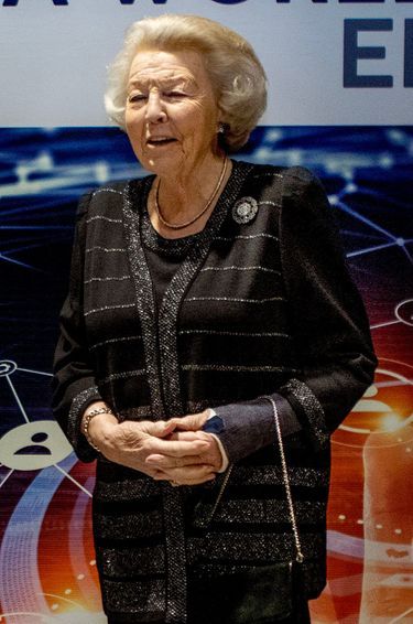 L’ex-reine Beatrix des Pays-Bas avec une attelle au poignet à Papendrecht le 15 mars 2023