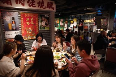 Les restaurants font le plein. Hongkong a été un des derniers territoires au monde à maintenir des mesures très strictes anti-Covid.