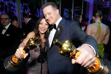 Michelle Yeoh et Brendan Fraser, sacré meilleur acteur, à l’after party de «Vanity Fair ».
