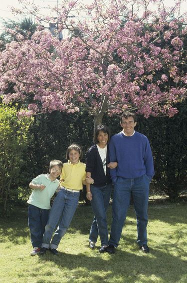 En Picardie, à Amiens, portrait de Jean-Pierre Pernaut chez lui, avec sa femme Dominique, leurs enfants Julia et Olivier, en 1988.