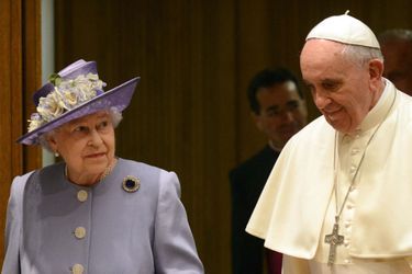 La reine Elizabeth II porte la «Queen Mary’s Russian Sapphire Cluster Brooch» au Vatican, le 3 avril 2014