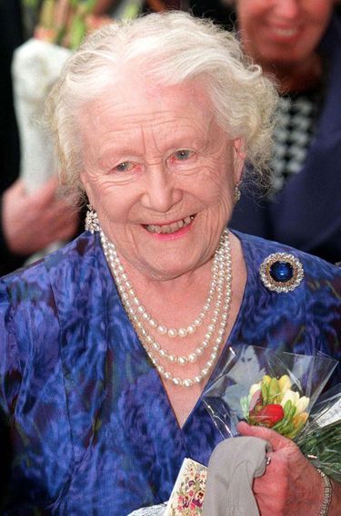La Queen Mum Elizabeth porte la «Queen Mary’s Russian Sapphire Cluster Brooch» à Londres, le 13 mars 2023