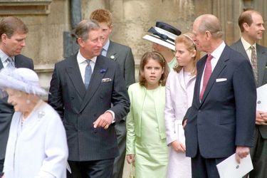 La reine mère, le prince Andrew, le roi Charles III, le prince Harry, les princesses Eugenie et Beatrice, Philip, duc d'Edimbourg et le prince Edward, à l'occasion des 80 ans de Philip Mountbatten, à la chapelle de Windsor, le 11 juin 2001.