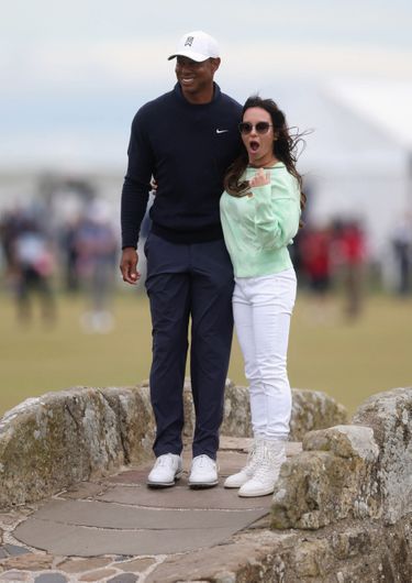 Tiger Woods et Erica Herman, sur le Swilcan Bridge, à Saint Andrew (Royaume-Uni), lors de la 150e édition du British Open, en juillet 2022.