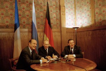 Front commun contre la guerre : Jacques Chirac, Vladimir Poutine et le chancelier allemand Gerhard Schröder à Saint-Pétersbourg, le 11 avril 2003.