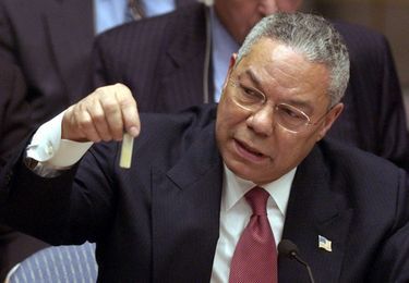 Au Conseil de sécurité de l’Onu, à New York, le 5 février 2003, Colin Powell brandit une fiole censée contenir des extraits d’armes chimiques irakiennes.
