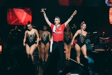 Robbie Williams et ses danseuses lundi soir à Paris.