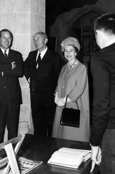 La reine Elizabeth II en visite à l'Atlantic College, au Pays de Galles, le 26 juin 1965.