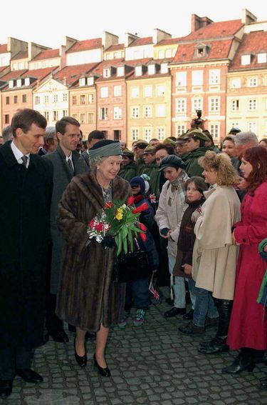 La reine Elizabeth II dans les rues de Varsovie, en Pologne, le 25 mars 1996.