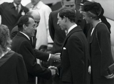 Lady Di et le prince Charles accueillis par le Premier ministre Michel Rocard pour leur première visite officielle en France, le 7 novembre 1988