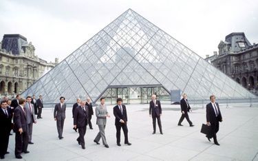 En novembre 1988, visite guidée par Jack Lang de la pyramide du Louvre inaugurée en mars de la même année.