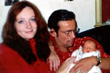 À 28 ans, en 1993, au Portugal, avec son premier mari, Jorge Arantes, et leur petite Jessica. Elle prend la fuite quelques semaines plus tard.
