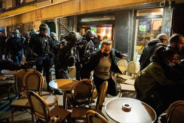 Rue de la Grande-Truanderie, au cœur de Paris, le 20 mars. 234 personnes sont interpellées.