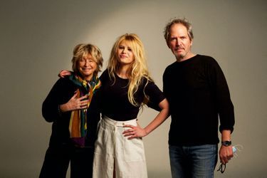 Julia de Nunez avec Danièle et Christopher Thompson, scénaristes et réalisateurs de « Bardot », juste avant le tournage des six épisodes de la mini-série.