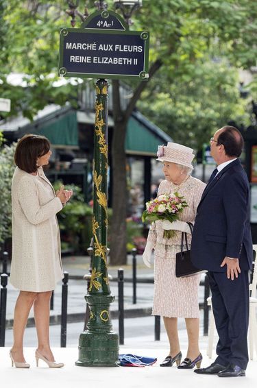 La reine Elizabeth II avec le président français François Hollande et la maire de Paris Anne Hidalgo à Paris, le 7 juin 2014