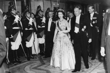 La reine Elizabeth II avec le président français René Coty, suivis du prince Philip, à l’Opéra Garnier à Paris, le 8 avril 1957