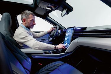 Un écran géant permet de contrôler aisément la plupart des fonctions du véhicule
