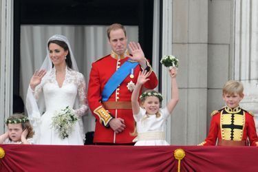 Margarita Armstrong-Jones auprès du prince William et Kate Middleton le jour de leur mariage, au balcon de Buckingham Palace, le 29 avril 2011.