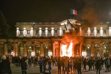 La porte de l’hôtel de ville de Bordeaux incendiée, le 23 mars.