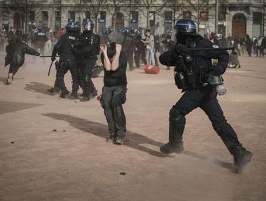 Sur la place Bellecour, à Lyon. Le casque à liseré bleu indique des membres de la police venus en renfort des CRS. Le 23 mars.