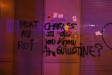 Ce graffiti apposé sur un mur parisien a fait le tour des journaux britanniques.