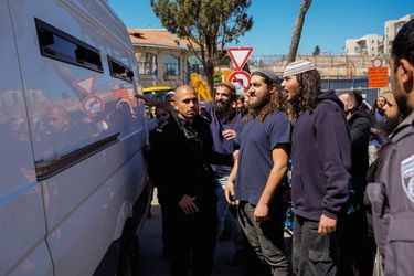 À Jérusalem, le 16 mars, des militants se précipitent vers les bus qui emmènent les détenus à la prison.