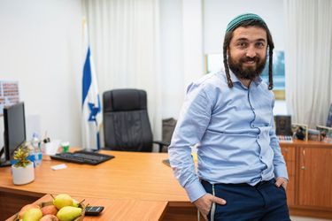 Ancien « jeune des collines », le député Zvi Sukkot, 32 ans, membre du Parti sioniste religieux, dans son bureau de la Knesset. Dimanche, il manifestait à Huwara, accusant Tsahal de ne rien faire pour empêcher une nouvelle agression.