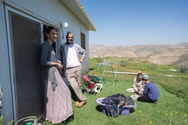 Un autre monde, celui du « peuple des collines » : une poignée d’habitations en préfabriqué avec vue imprenable sur la ville palestinienne de Naplouse d’où s’élève le chant du muezzin.
