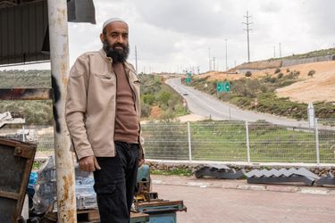 Ahmad est le frère de Sameh Aqtash, le secouriste de 37 ans tué par des colons le 27 février. De chez lui, on aperçoit la dangereuse route 60, qui va de Jérusalem à Jénine.