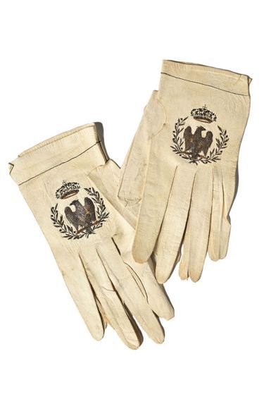 Une paire de gants de cérémonie destinés à l’empereur Napoléon Ier, en vente aux enchères à Fontainebleau par la Maison Osenat, le 2 avril 2023