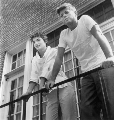 JFK et Jackie au balcon de leur maison de location à Georgetown en 1954.