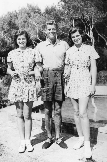 Eunice, Patricia et John F. Kennedy posent ensemble à Cannes en 1935. La riche famille y passait ses vacances d'été.