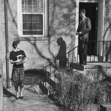 JFK, alors sénateur, dit au revoir, depuis leur maison de Georgetown, à sa jeune épouse Jackie qui se met en route pour l'université.