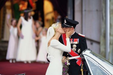 Le prince héritier de Norvège Haakon épouse Mette-Marit en la cathédrale d'Oslo, le 25 août 2001.