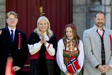 Le prince Sverre Magnus, la princesse Mette-Marit, la princesse Ingrid Alexandra et le prince Haakon lors de la fête nationale, à Skaugum, le 15 mai 2022.