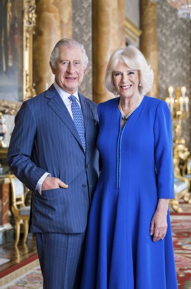 Le roi Charles III et son épouse la reine consort Camilla posent dans le Salon Bleu, à Buckingham Palace, en mars 2023.