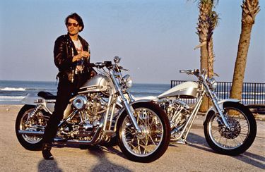 Cuir flambant neuf et Harley rutilante pour son look de biker.