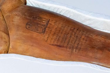 Sur le sarcophage de Ramsès II, des inscriptions en écriture hiératique renseignent sur les péripéties post mortem de la momie royale.