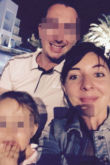 Avec son agresseur, et leur fille, Alice, lors de vacances en Grèce en 2016.