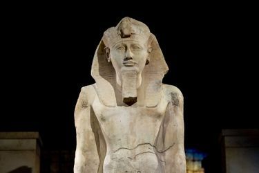 Sur chaque épaule, les cartouches de Ramsès II en hiéroglyphes.