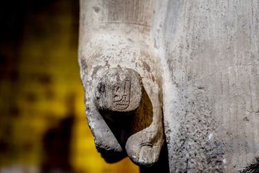 Un mékès dans la main gauche de Ramsès II.