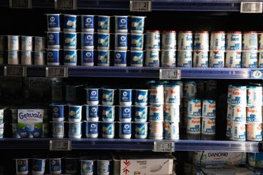 Le distributeur écrase les prix. À g., 4 yaourts nature de sa marque pour 0,63 euro. À dr., le produit premium d’un producteur local coûte 1,61 euro.