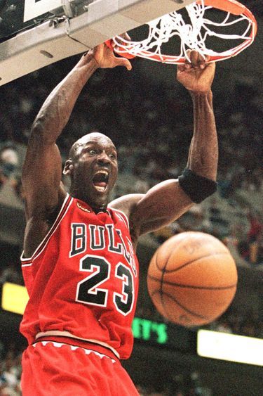 Michael Jordan place un dunk contre les Jazz, le 5 juin 1998.
