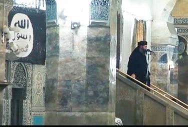 L’image restée dans les mémoires. Le 29 juin 2014, Abou Bakr Al-Baghdadi proclame la création de l’État islamique depuis le minbar de la mosquée Al-Nouri. À g., des barres de soutènement encerclent à présent le mihrab, la niche indiquant la direction de La Mecque.