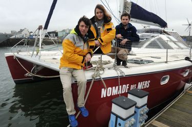 Avec Élaine Le Floch, chargée de l’expédition, et Pierre-Alain Lévêque, manager chez Low-Tech Lab, une semaine avant d’entamer leur tour du monde. À Concarneau, en février 2016.