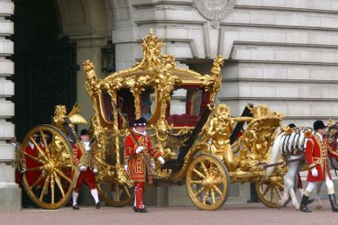 La reine Elizabeth II et son époux le prince Philip se rendent à la cathédrale Saint-Paul pour célébrer le jubilé d'or de la monarque, à Londres, le 4 juin 2002.