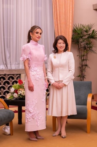 La reine Rania de Jordanie avec Yuko Kishida, épouse du Premier ministre japonais à Tokyo, le 11 avril 2023