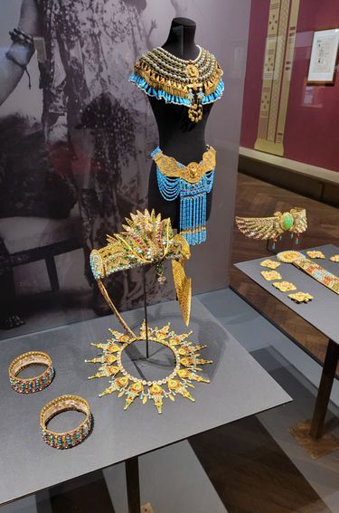 Bijoux portés par Sarah Bernhardt dans la pièce « Cléopâtre », présentés pour l'exposition « Sarah Bernhardt - Et la Femme créa la Star », au Petit Palais, à Paris, le 12 avril 2023.