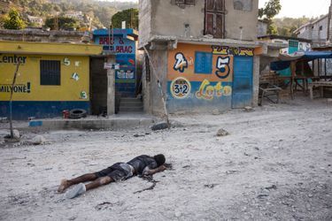 À Diègue, un quartier de Port-au-Prince où des criminels opèrent depuis peu, le corps d’un homme abattu par la police, le 23 mars. Il était suspecté d’appartenir à un gang.