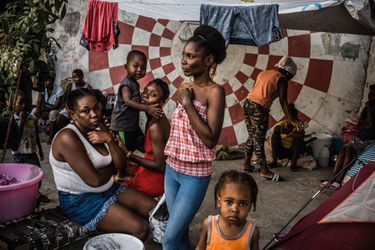 Rescapées de la tuerie de Bel-Air, en plein centre de Port-au-Prince, ces femmes sont condamnées à vivre dans un campement de fortune, à même le trottoir.